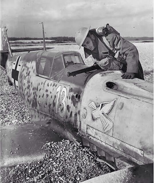 1940年，英国国民警卫队成员正在检查一架在不列颠空战中被击落的梅塞施密特BF-