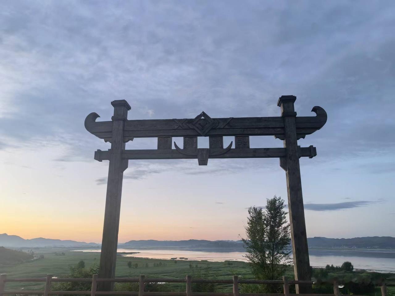 影视行业不能美化神化，毕竟是行业之一，简言之让人感受喜怒哀乐，自然也是服务，那么