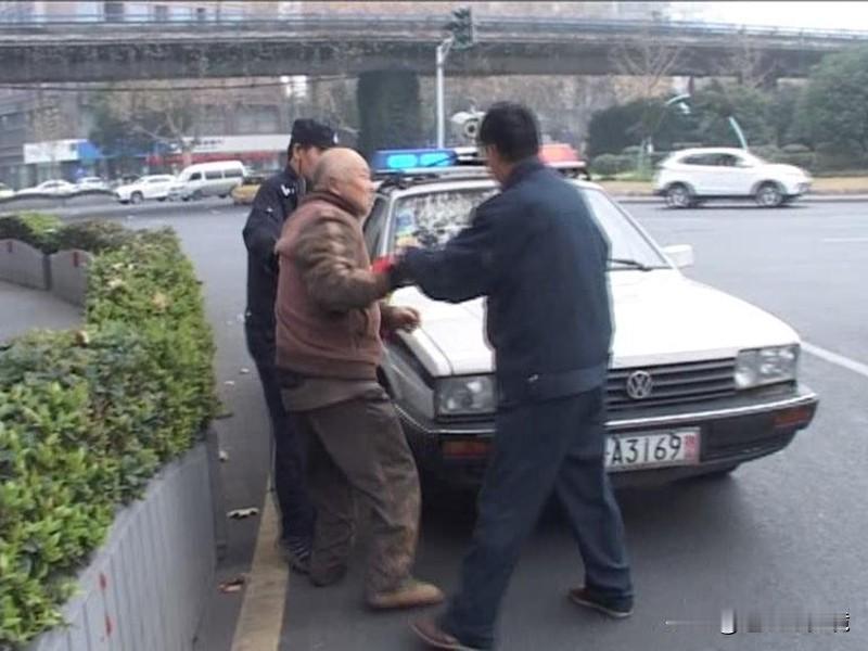 60岁已婚男追赶35岁暧昧对象时摔死 60岁已婚男追35岁暧昧对象摔死，家属索赔