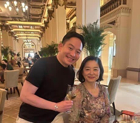 70岁的林青霞在香港酒店喝下午茶时被人碰到了，她打扮得那叫一个雍容华贵，身材超棒