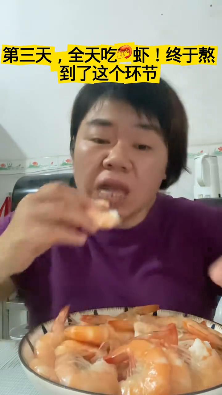 终于熬到了天亮，上秤打卡，开启第三天的挑战。
今天早上掉秤2.8斤，给力。昨天早
