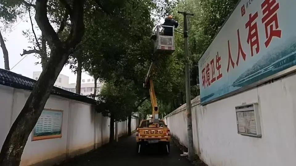 低温雨雪冰冻来袭 益阳城管筑牢城市安全“防护墙”