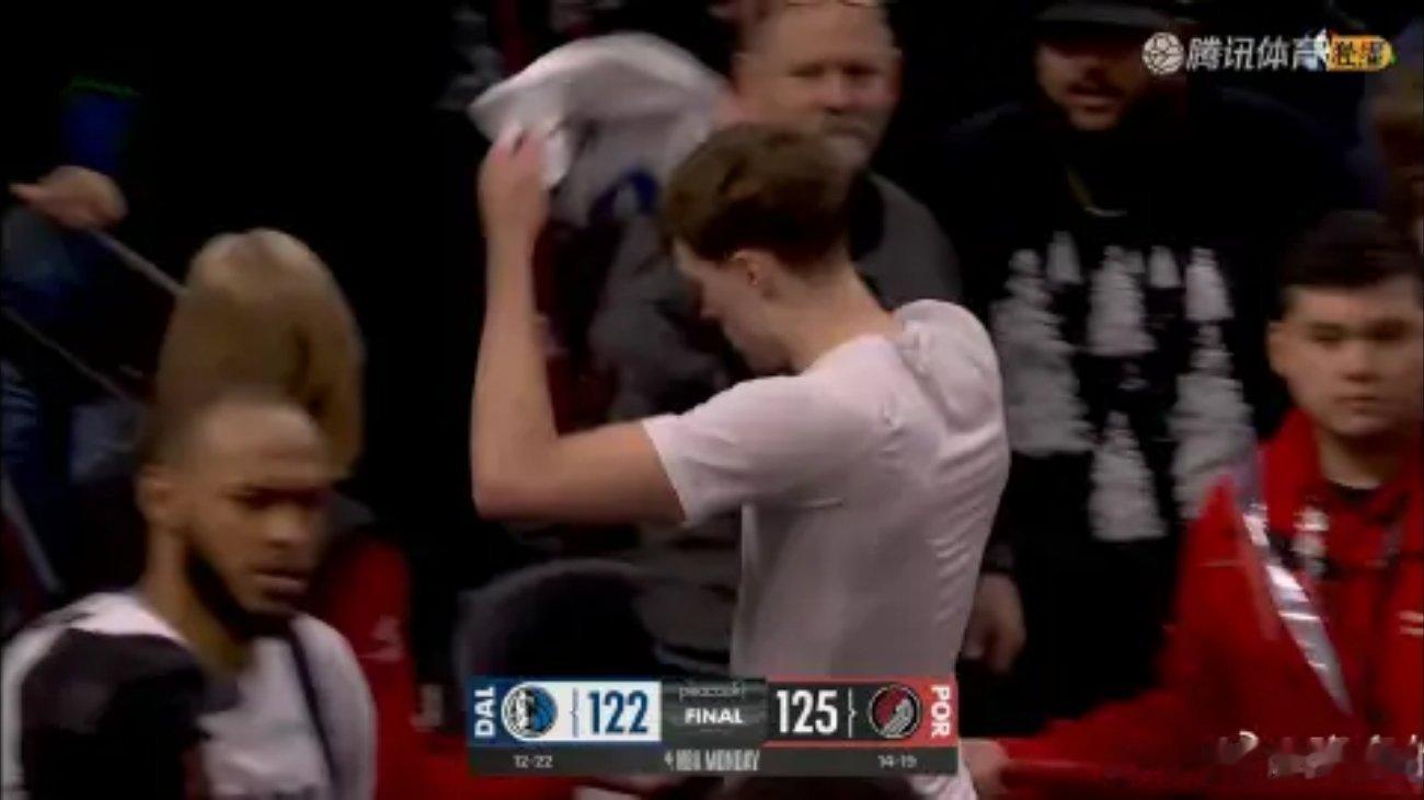 独行侠客场122-125不敌开拓者，遭遇3连败。克里斯蒂25分，弗拉格15分；阿