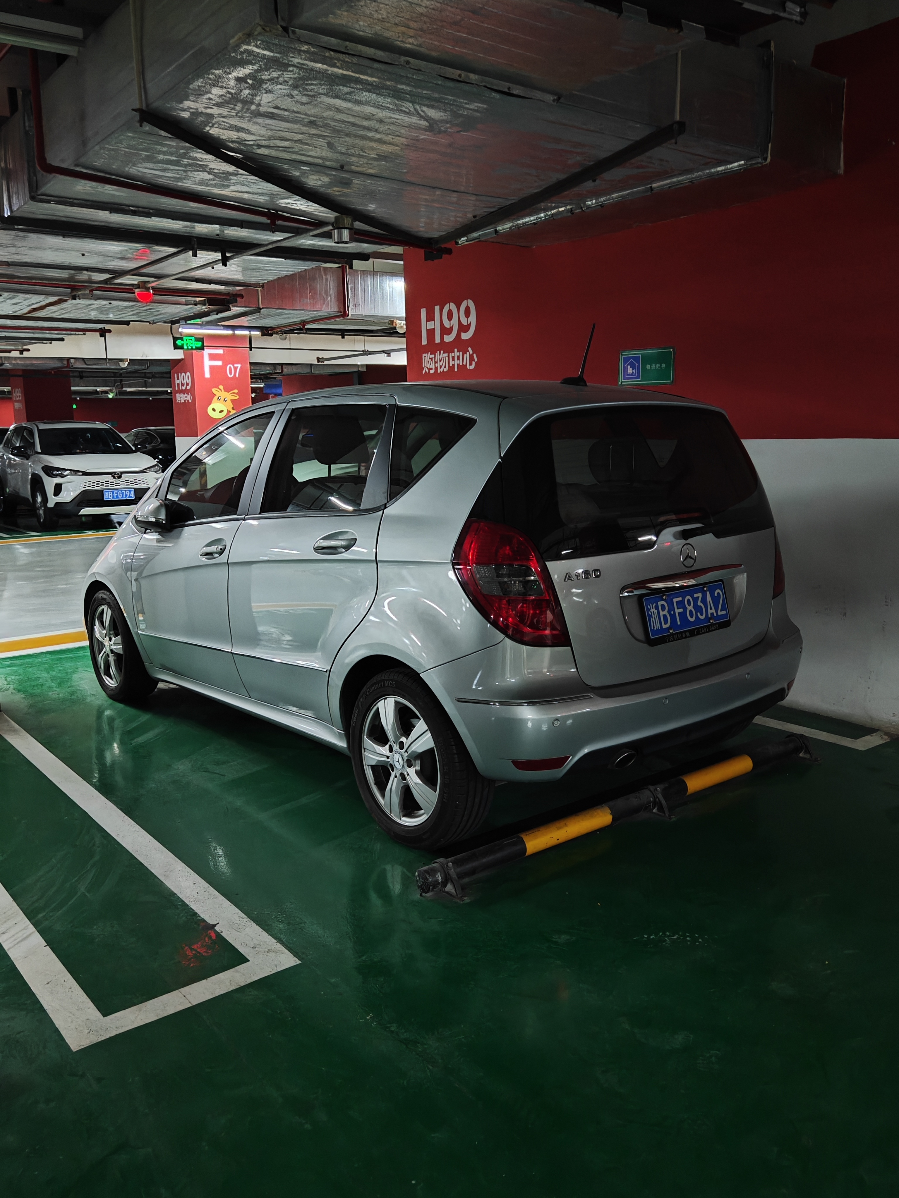 看到车侧，我还在迷糊这个飞度怎么那么大转到车头才发现，好家伙居然是老奔驰A级车主