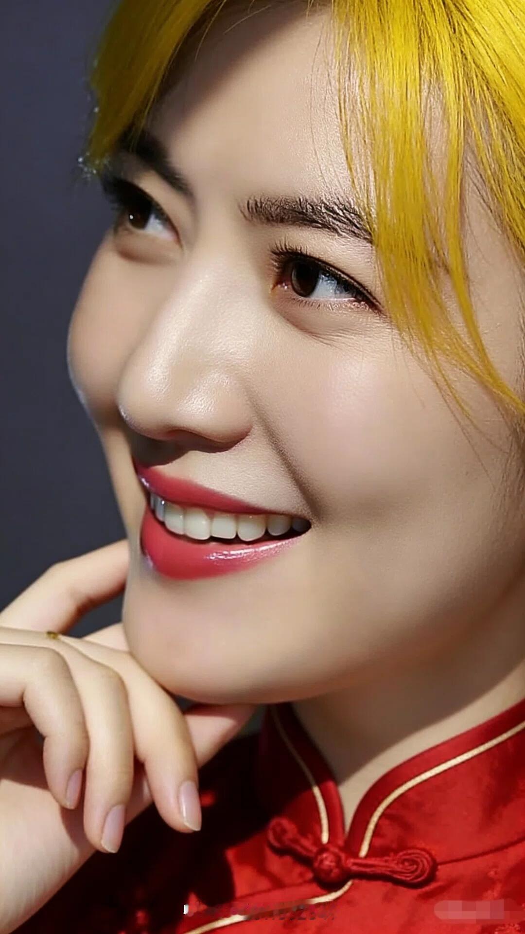 甜美笑容，金色发丝，红衣映衬，优雅动人