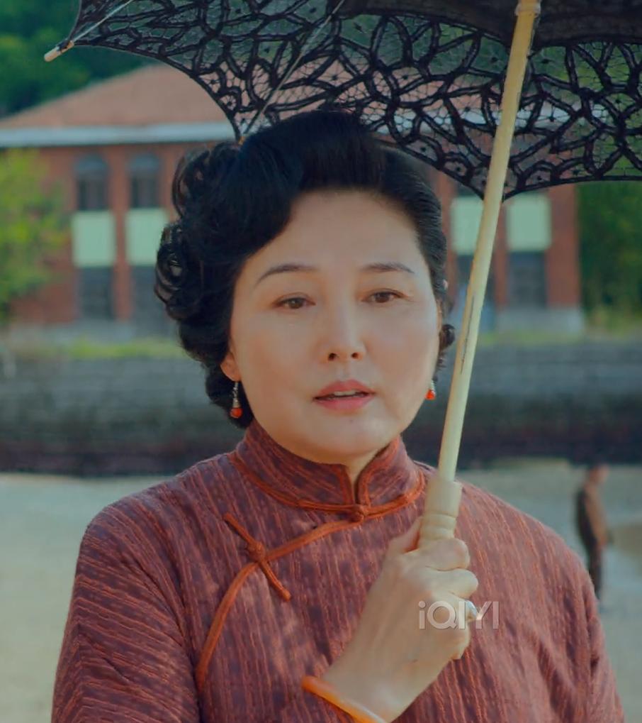 在《沉默的荣耀》里看到了张延，她演的是国民党军官太太殷雪芬。 
年龄大了人也胖了