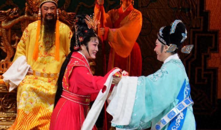 皇帝夸奖功臣儿子的宝剑后，功臣却当场把儿子的头斩下递给皇帝，这背后有什么深意？