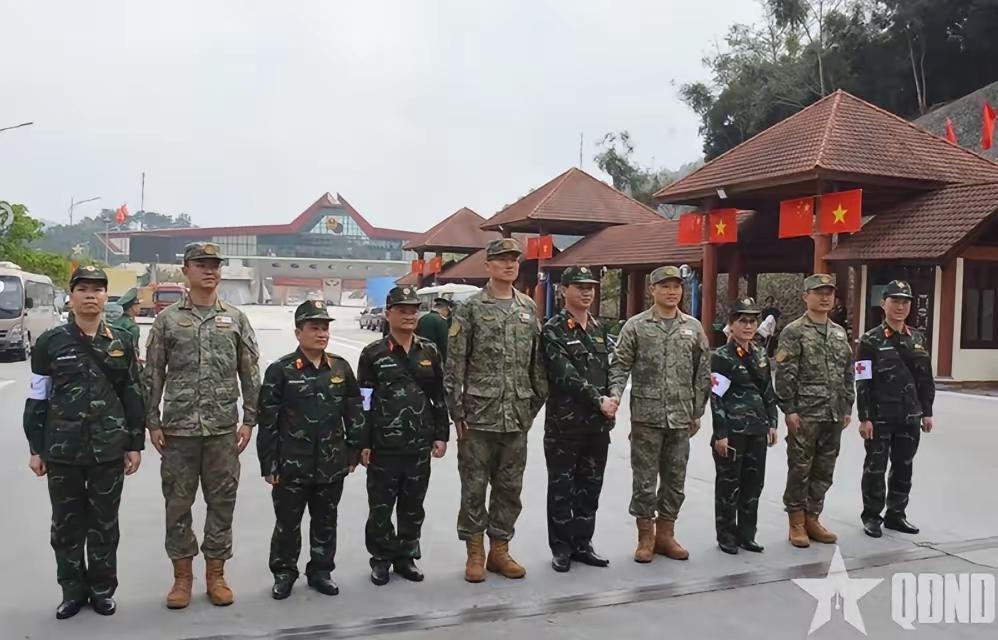 好惨烈的身高对比差距。

在中越边境的口岸，咱们解放军和越南军队人员合影留念，但