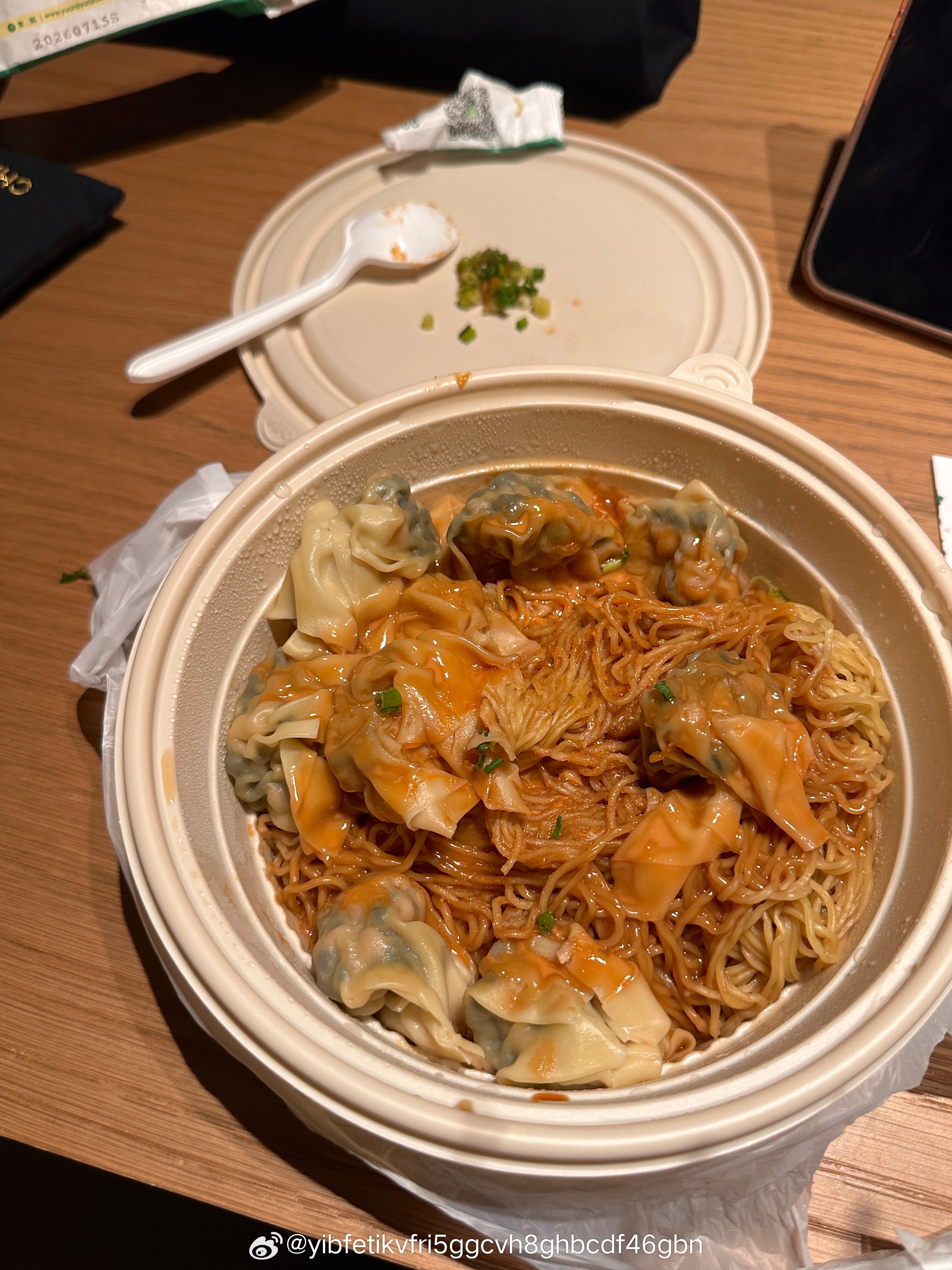 下次再也不点这个了 我还自己加了点矿泉水才拌开！不过这个云吞馅还蛮好吃的，紫菜什