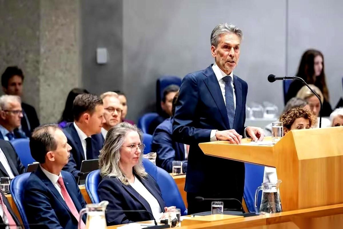 半夜刷到个新闻，直接给我气笑了。
荷兰一家公司，先把咱们中国的CEO给开了，然后