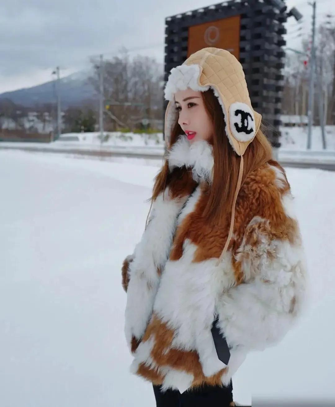 黄一鸣火了后，记者问韦雪：“你当初就没想过当秦奋太太吗？”韦雪浅浅一笑：世上没有