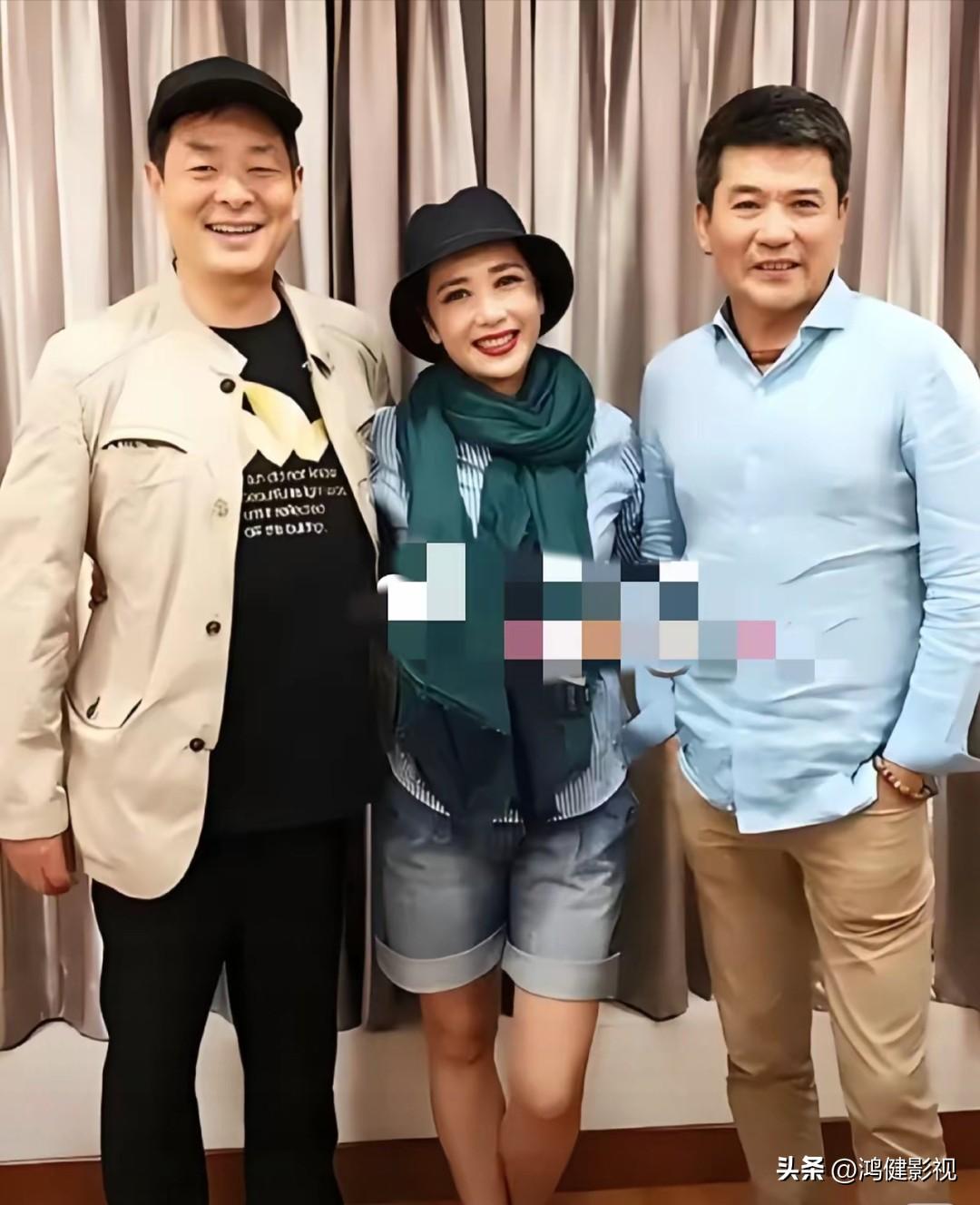 年轻时的蒋雯丽，化妆浓烈，突显妩媚和漂亮！左边的是濮存昕，而右边这位帅哥是谁？看