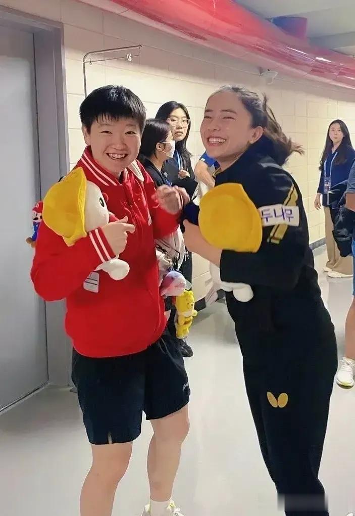 友谊第一！比赛第二！田志希、梁夏银看到娘家人了，格外的亲啊！都是好样的！