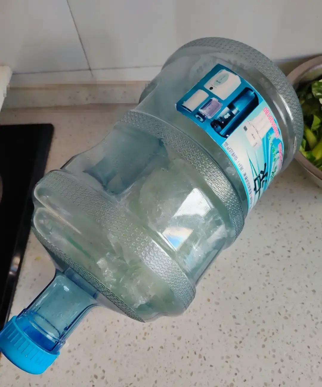 我刷桶刷到崩溃那天把图甩进小红书，配文“谁懂塑料桶长青苔的痛”半小时后一位姐妹丢