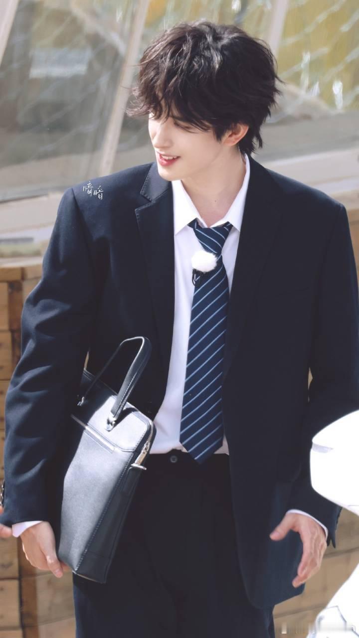 敖瑞鹏奔跑吧卷毛路透帅得惊心动魄，从日本漫画中走出来的男人，这个建模简直夸张敖瑞