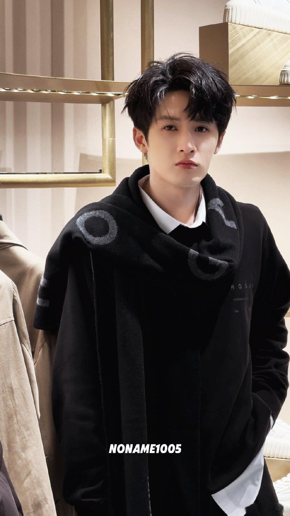 檀健次 无惧顶光白白嫩嫩的看起来很好亲完全是男大