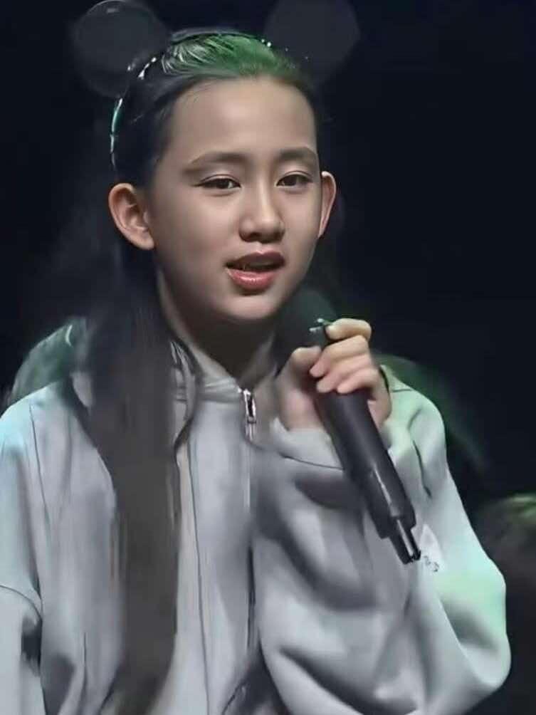 永远别羡慕黄磊的二女儿少艾，
不是因为她家有钱，
不是因为她爸妈是黄磊和孙莉，而
