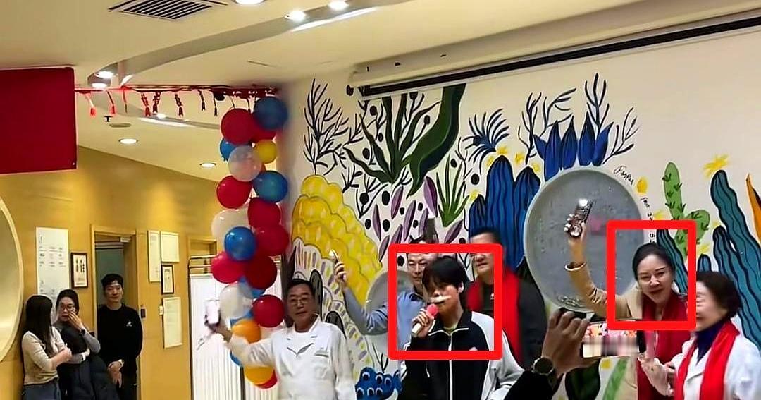 李亚鹏的嫣然年会，撕开了一块中国式慈善的遮羞布。
全场的镁光灯都追着他，这个自带