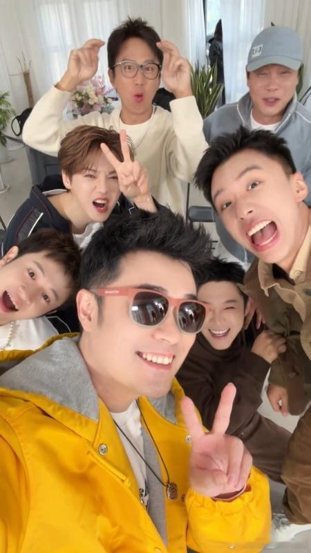 鹿晗又嘬腮了鹿晗面目狰狞地吓到0个人哈哈哈哈哈 陈赫视频里的鹿晗太鲜活，头小脸小