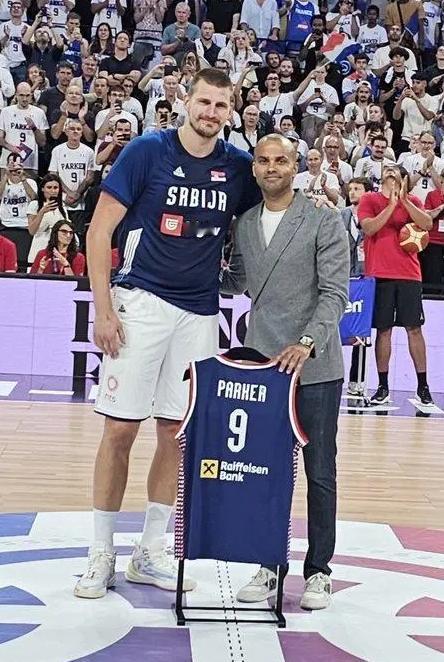 拿过的奖项能摆满屋子，昔日NBA的FMVP今日迎来自己的国家队球衣退役，全场起立