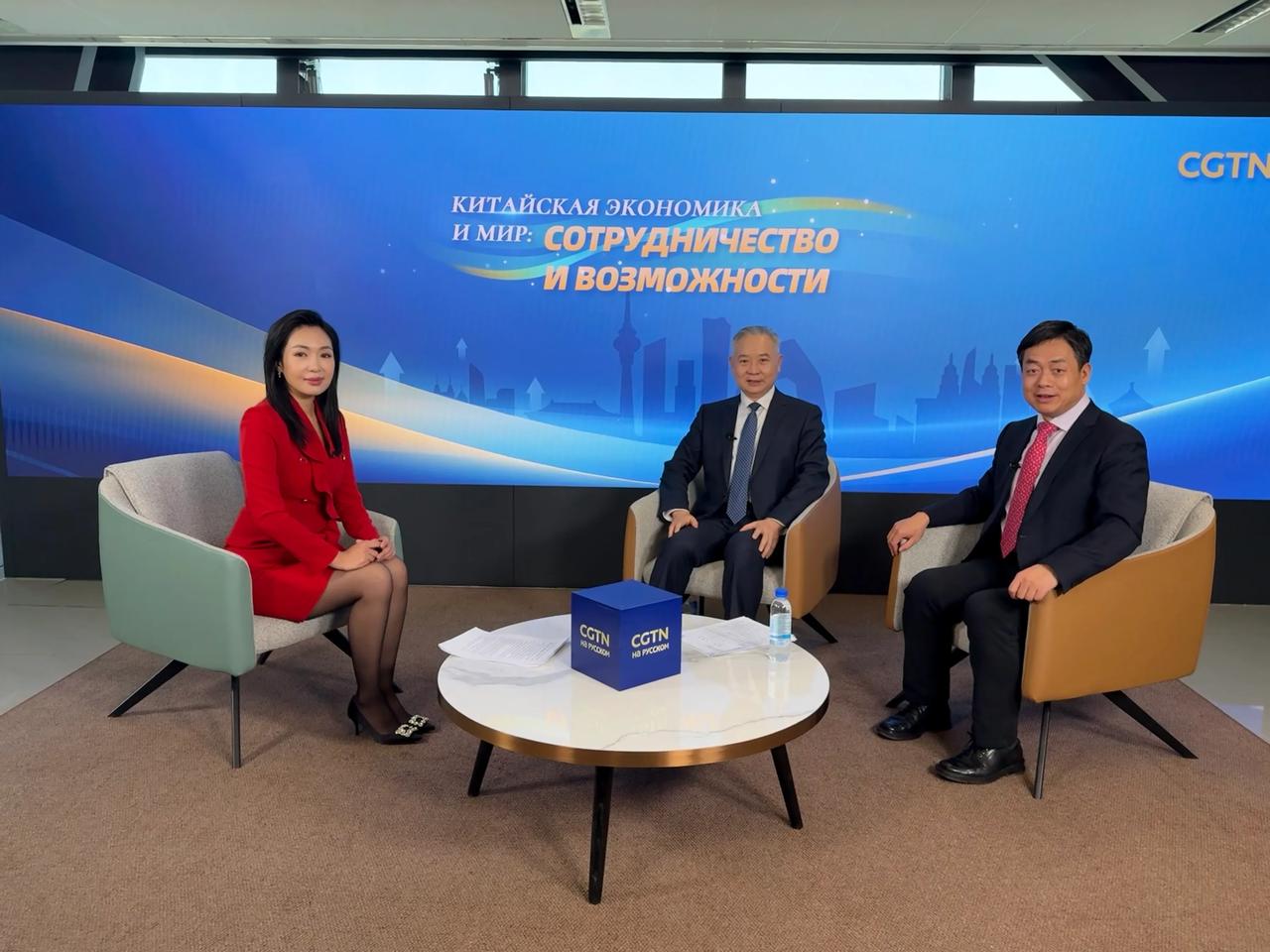 在CGTN节目出镜，解读两会《政府工作报告》。
