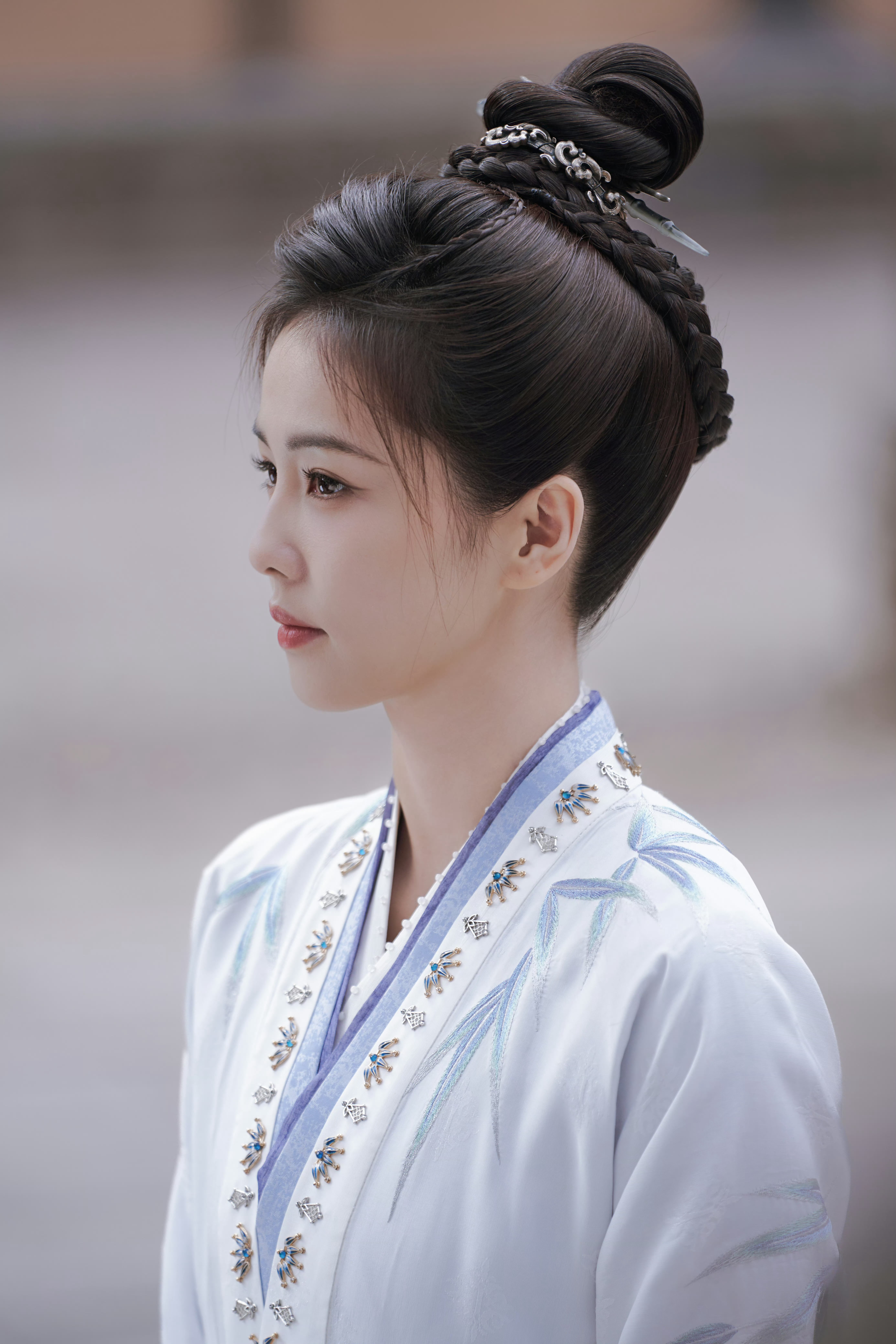 只认识白鹿，最近看了白鹿演的唐宫奇案，她演的李佩仪又帅又美，唐宫奇案剧情也很好看