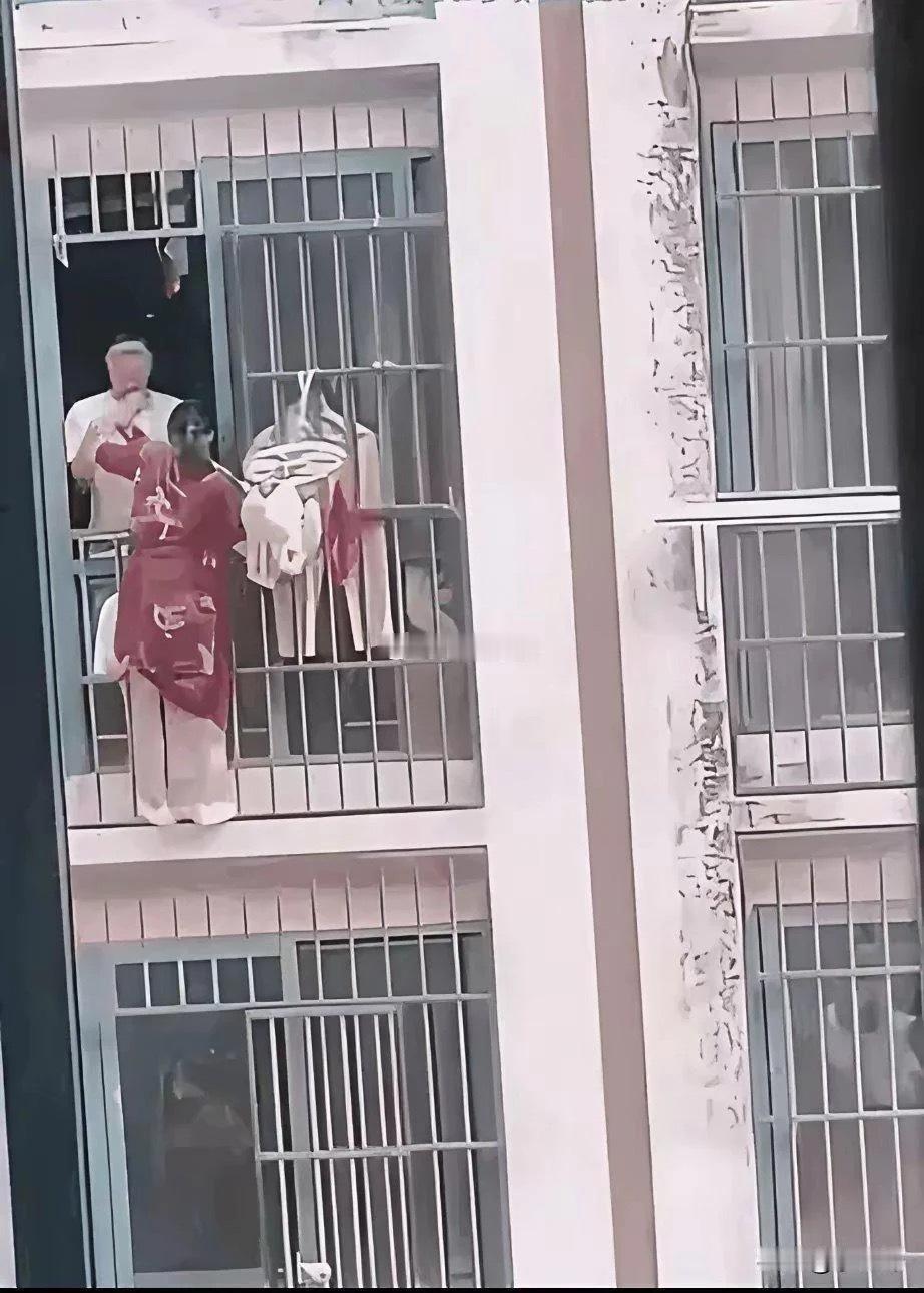这大姨在干啥呀？太危险了吧 