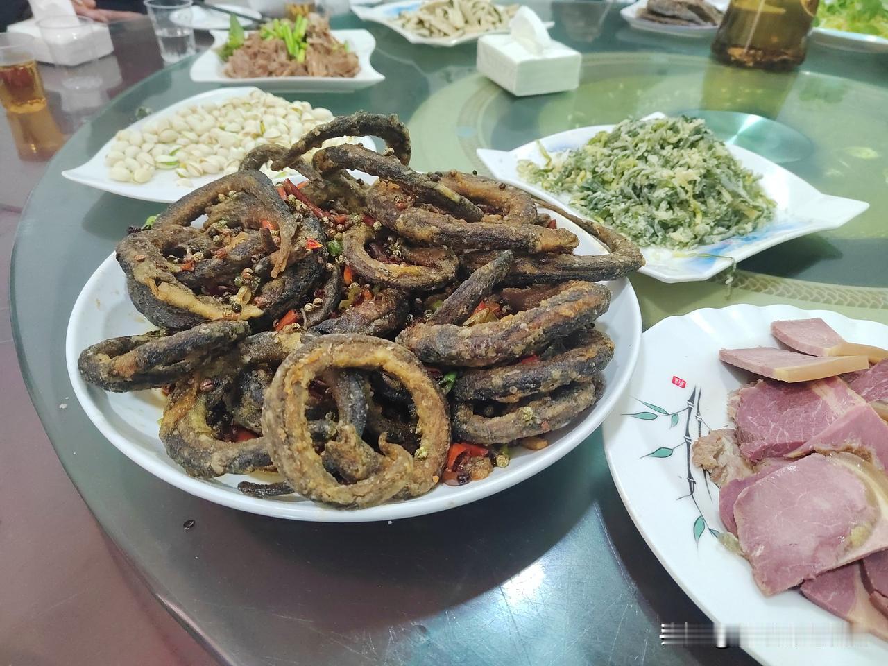 手撕盘龙鳝｜“二月二”龙抬头这天，我去河南周口“会亲家”（陪同）。午饭时，上了一