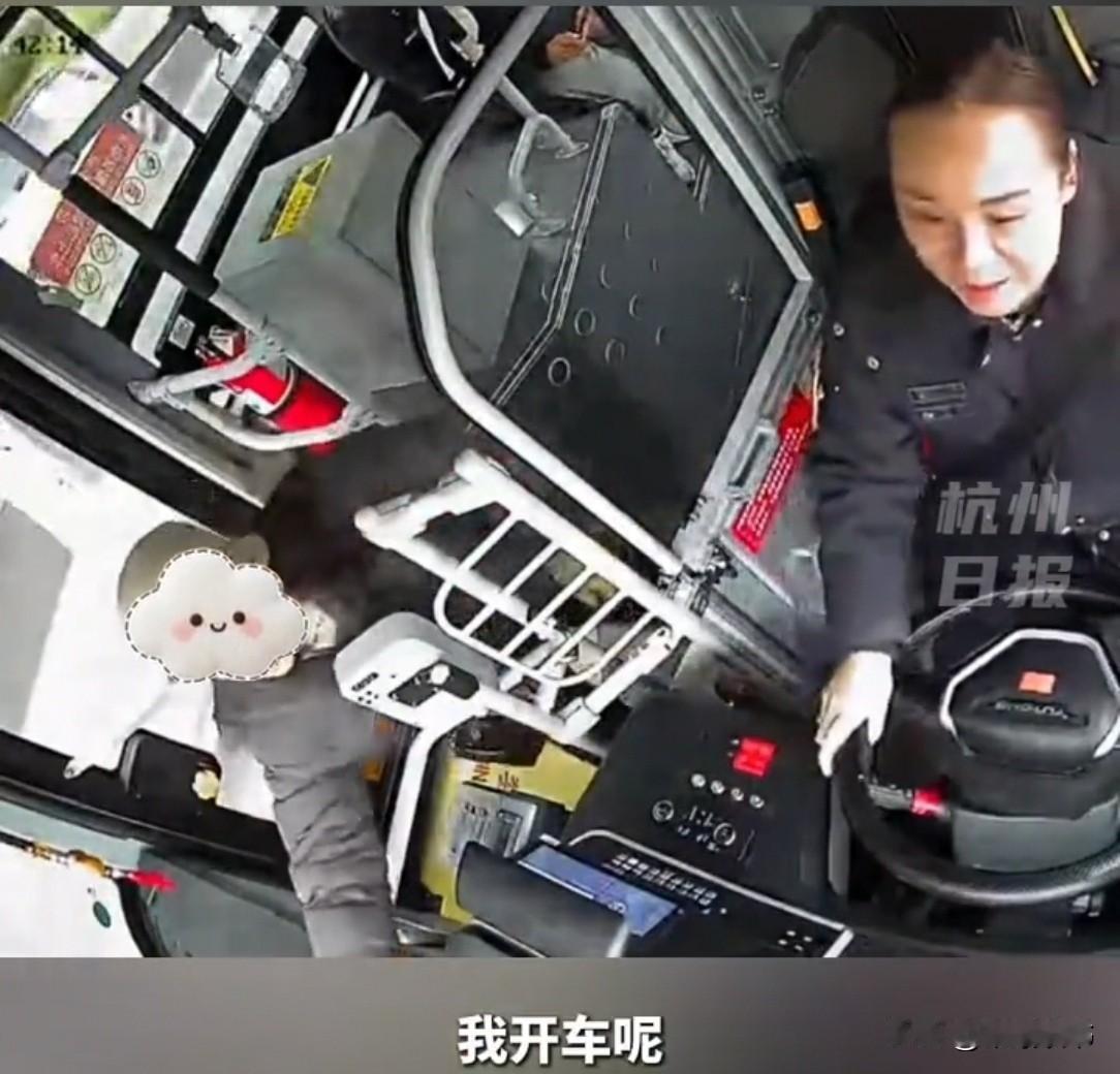杭州一公交车上，老人给司机塞橙子，不顾司机拒绝，放下就走。旁边乘客笑着问：“是你