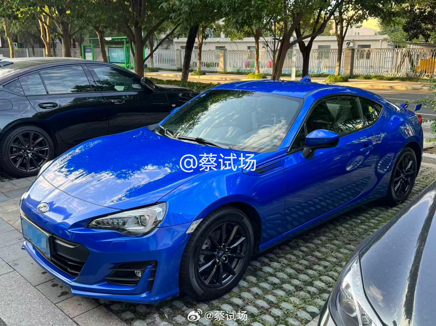 哈哈哈哈哈。周末出车。独立车位不好找。地库兜了一圈，这两个靠近进出口、一边靠墙、