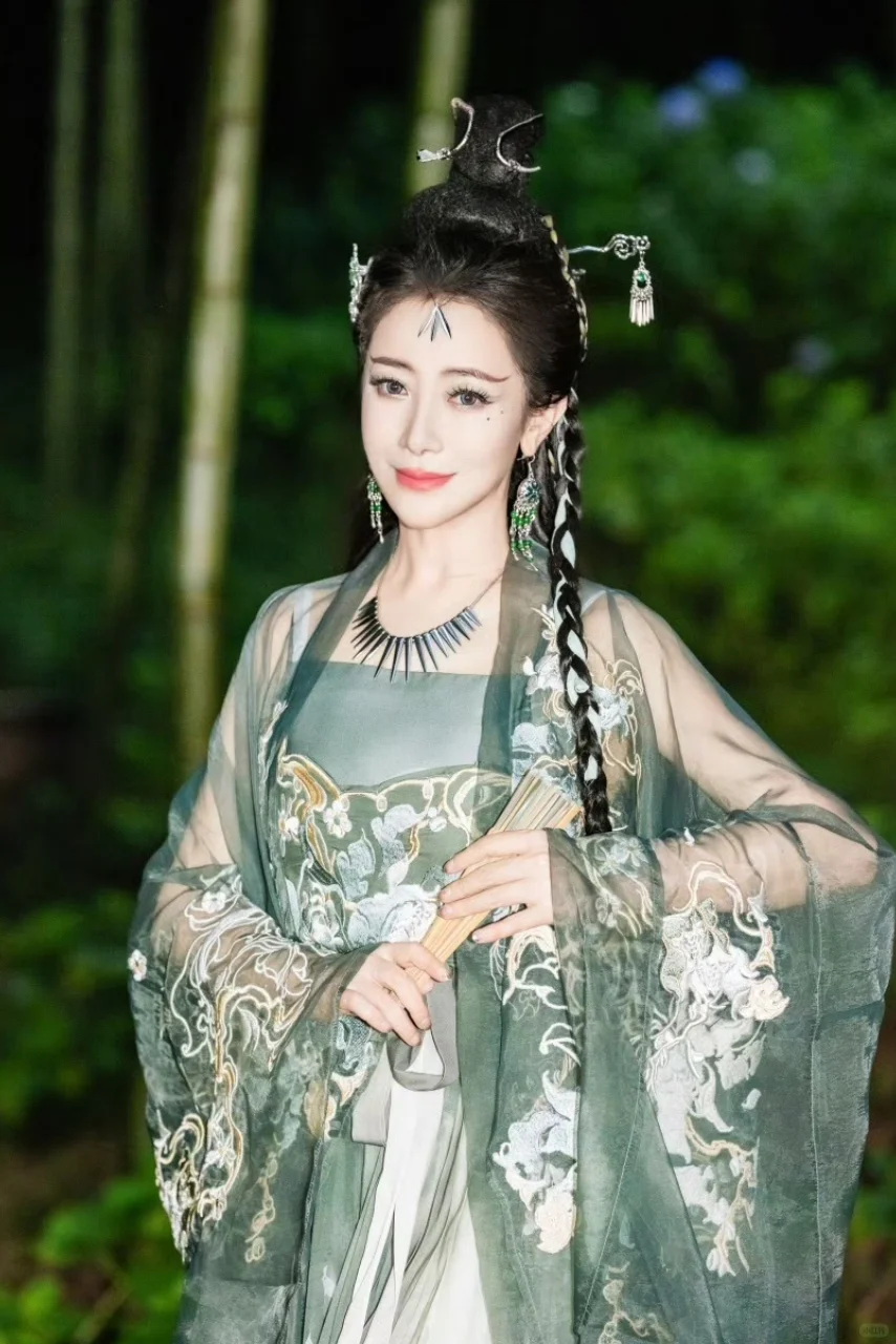 你见过这么美的小青吗？陈紫函身着绿色汉服，仿佛从画中走出，一颦一笑都牵...