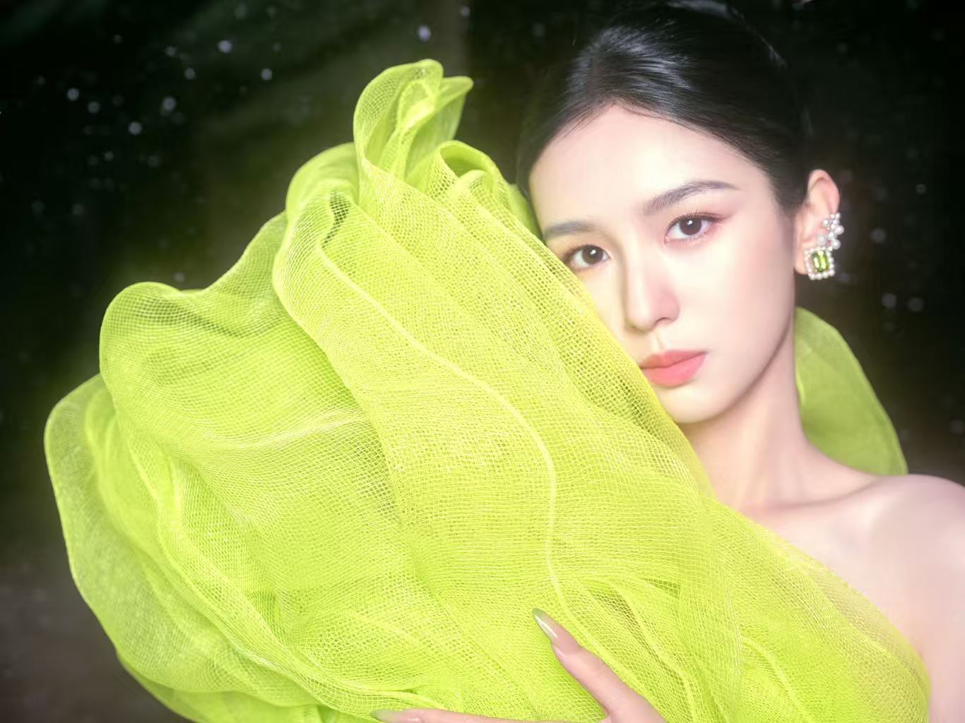 周也VOGUE造型不打安全牌刷到周也这套VOGUE造型眼前一亮，没有挑选红毯最稳