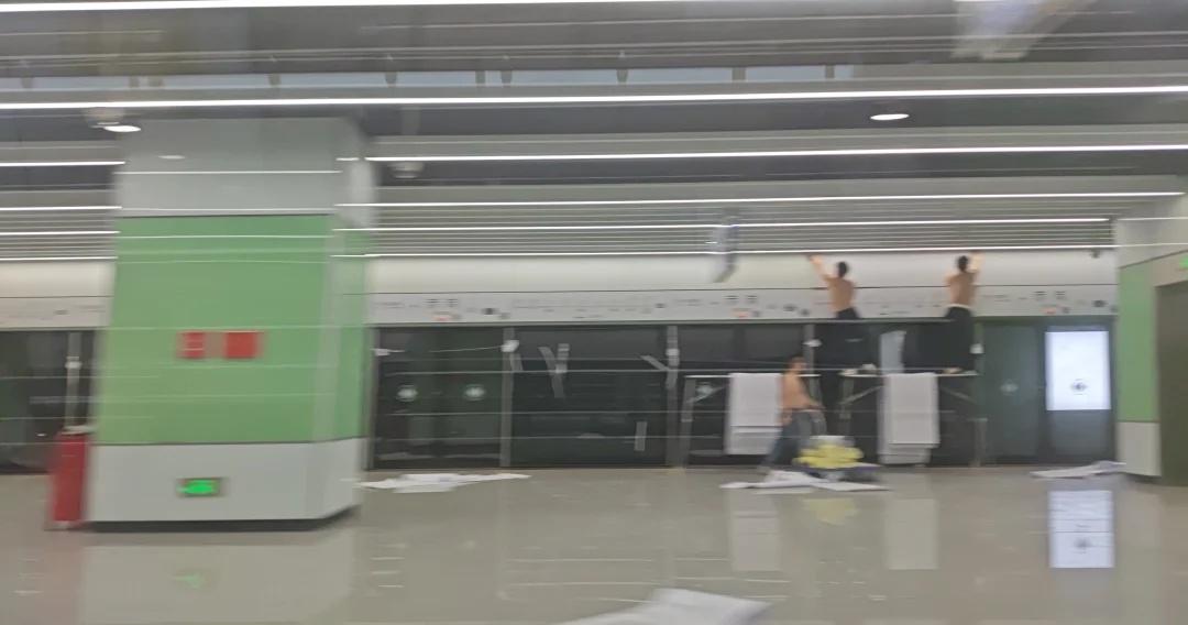 赤岗站正在更新中～ 或月底开通
今天跨完年偶然发现赤岗站正在更新啦～地铁第一视角