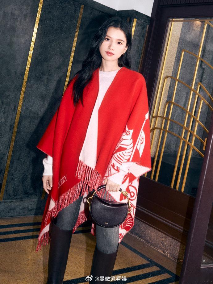 张婧仪Burberry红风衣 品牌大使亲身示范新年系列的穿搭范本，以造型讲述礼赠