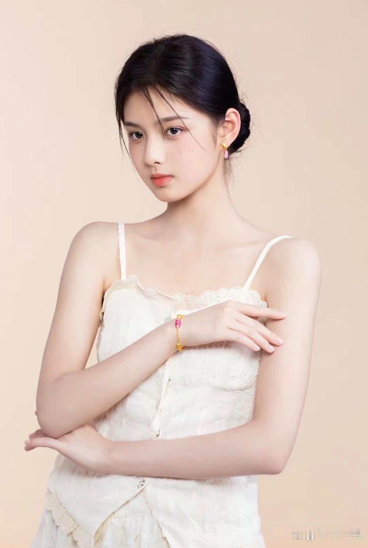 1.王仁君是杨幂大学的班长。2.艾米本人侧面特别特别像刘涛。3.徐峥要和张若昀合