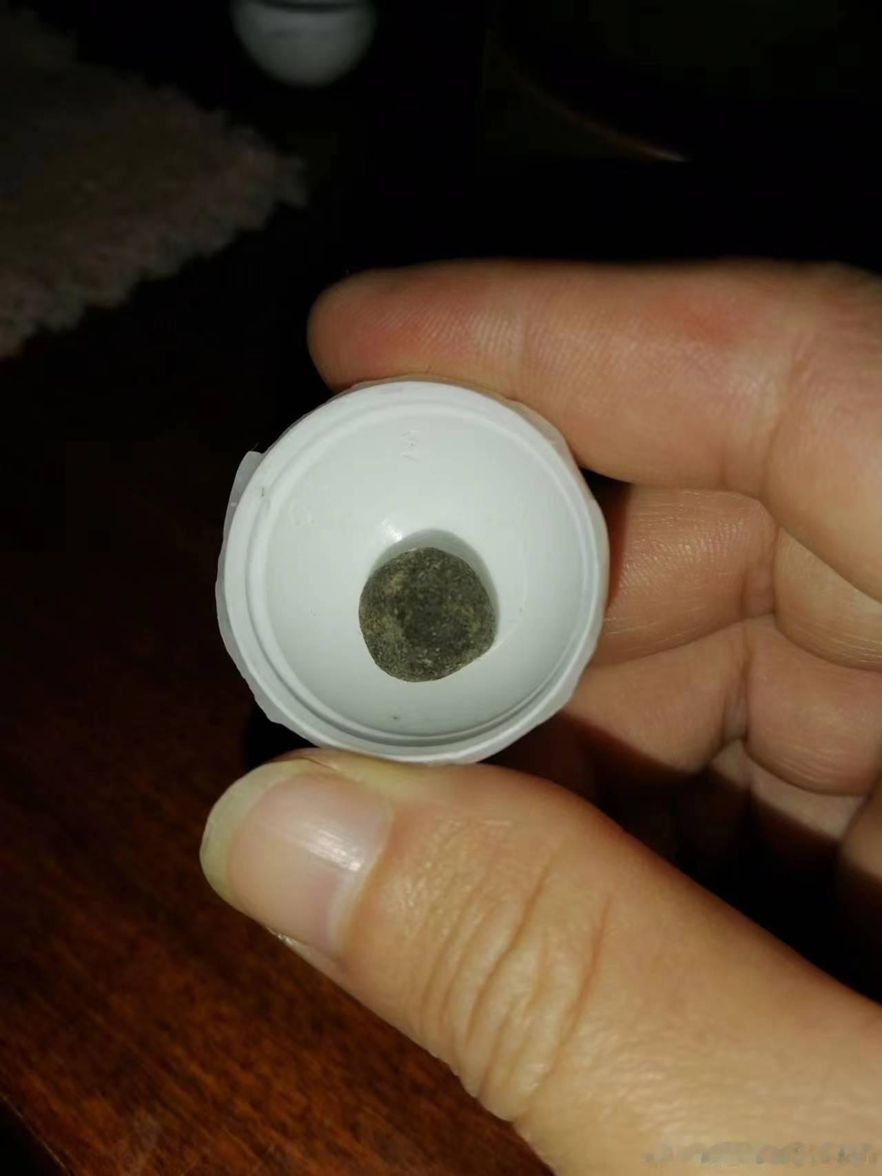 “某个大师自制的中药”，我们粉丝服用后舌苔发黄，热，鼻塞，也有雄起的作用，他多个