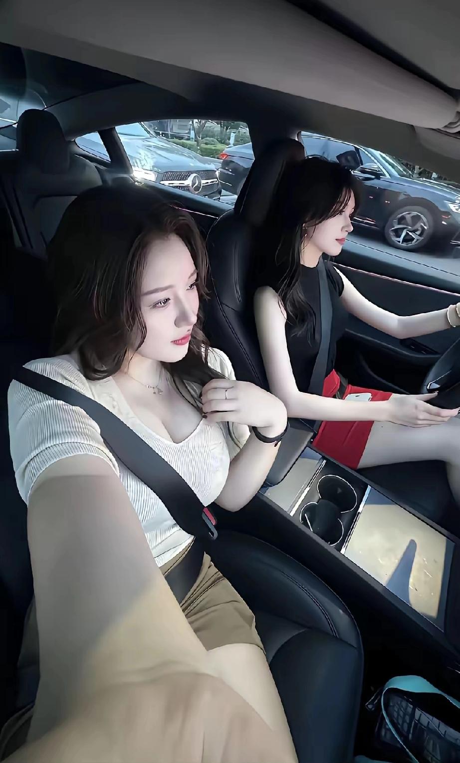 喜欢白衣服的还是黑衣服的啊！