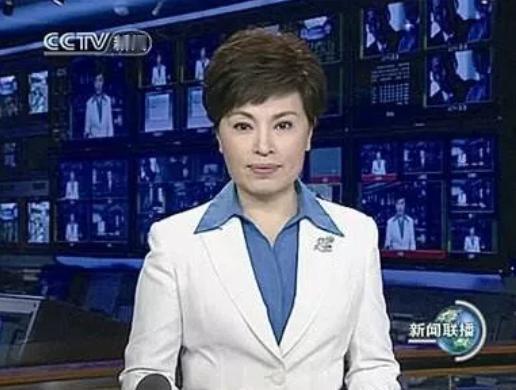 1998年央视主持人李瑞英在新闻联播开播前十五分钟，突然接到了一个电话，电话中告