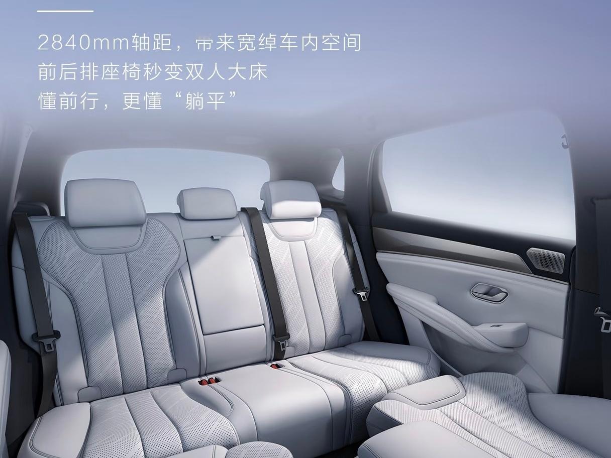 宋 Ultra EV 内饰迎来焕新，双幅式方向盘搭配精简按键，视觉与操作体验同步