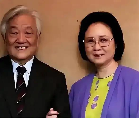 琼瑶的二婚丈夫平鑫涛，遗嘱中把他所有的财产都给了前妻和前妻所生的孩子，琼瑶只有房
