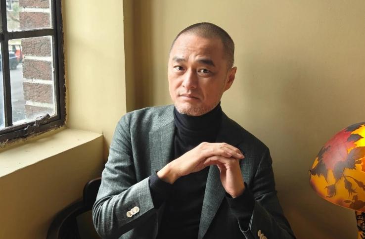 冯唐说：“只有穷人，才会痴迷技术；只有笨人，才会想着先把事做好！越是底层的人，处