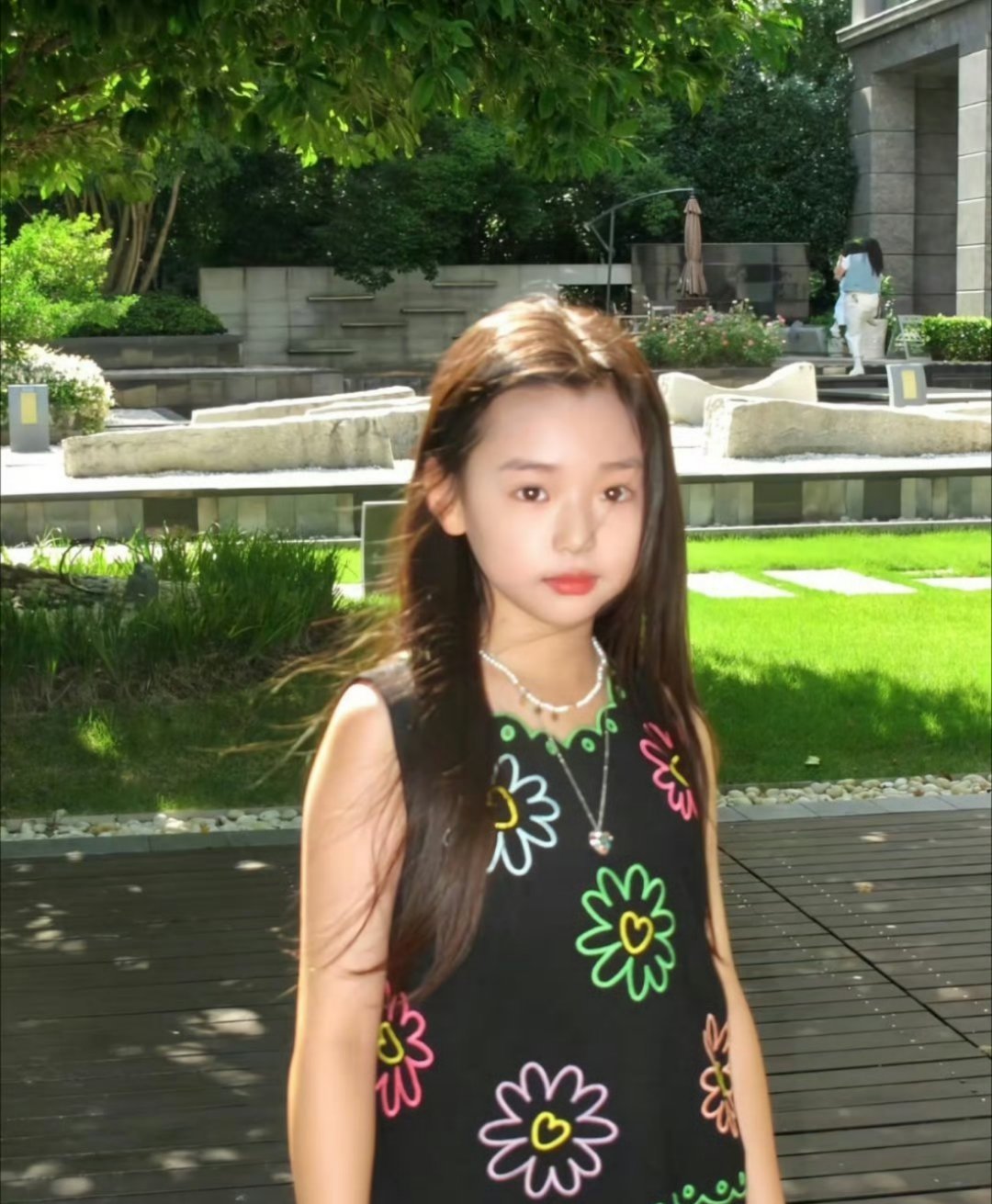 小酒窝赶早班机脸也肿 这么小的年纪就这么有范了 长大还得了[打call] ​​​