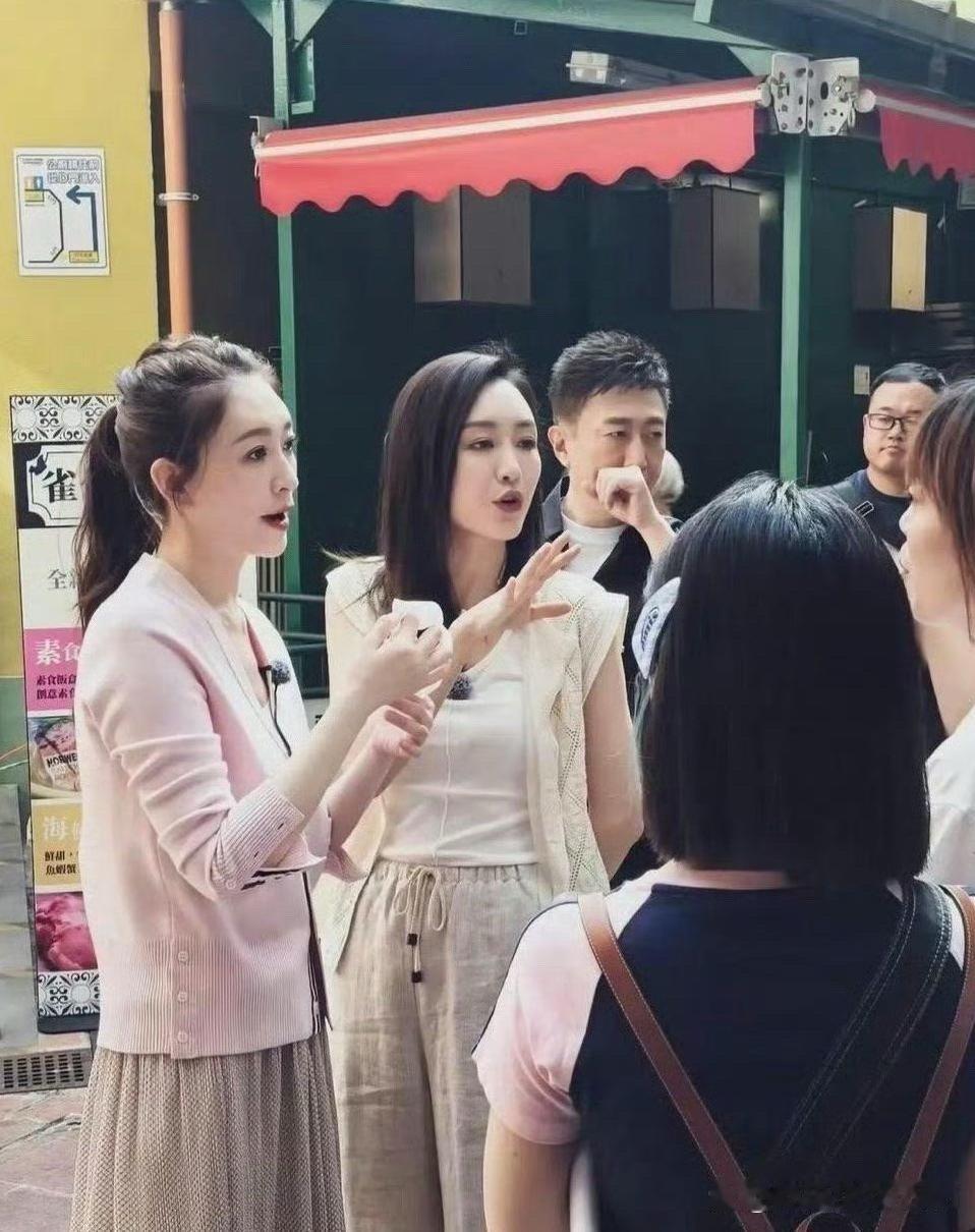 王鸥产后复出录制节目，和李小冉同框好养眼 