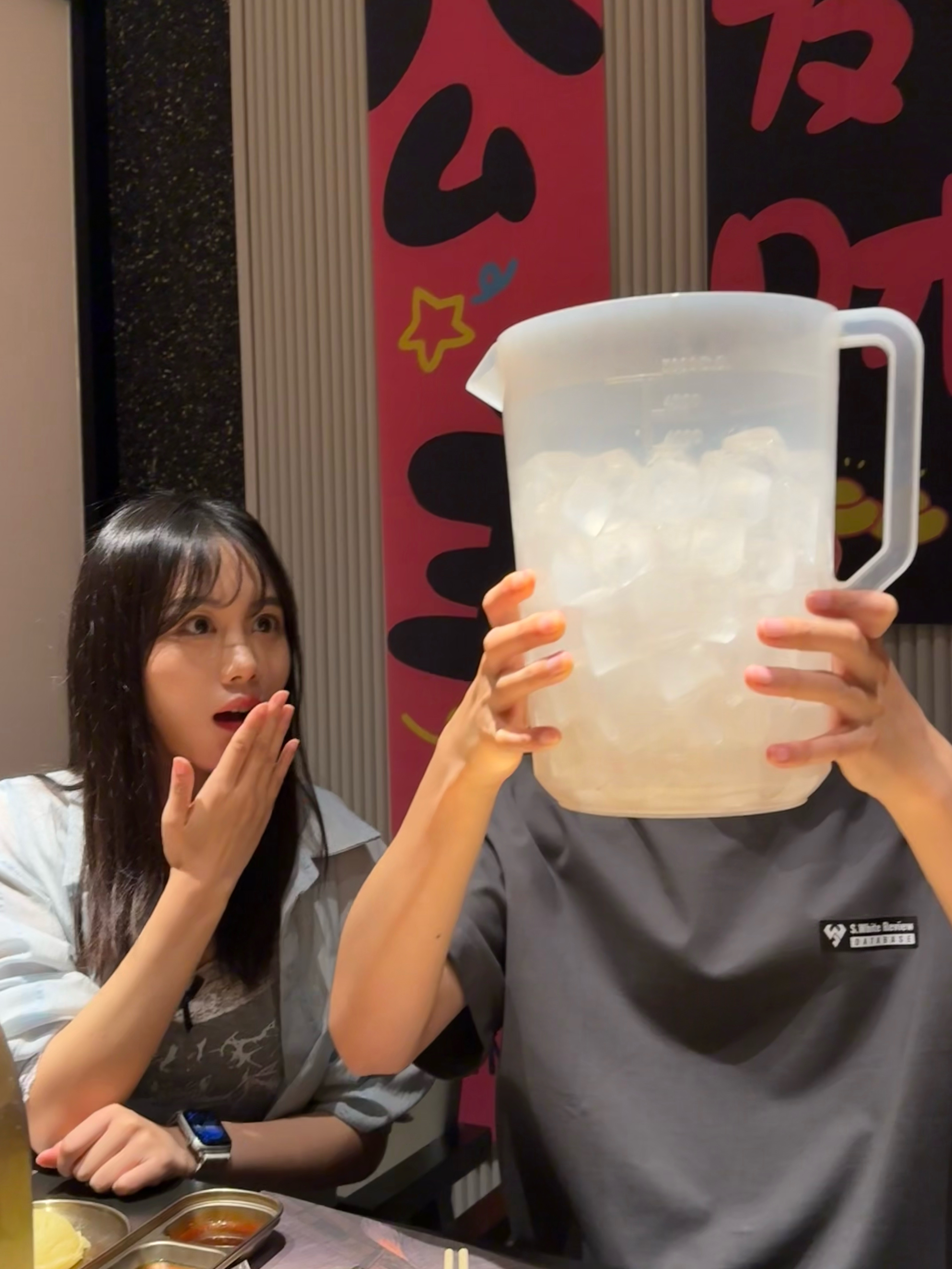 晚上团建吃烤肉找服务员要一杯冰结果真上了“一杯”冰🧊[哆啦A梦害怕] ​​​