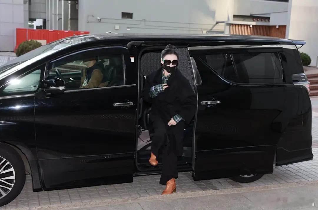 张柏芝第三度现身法庭，打扮时尚精致仍难掩身心疲惫，余毓兴也在，所以工作千万别掺杂