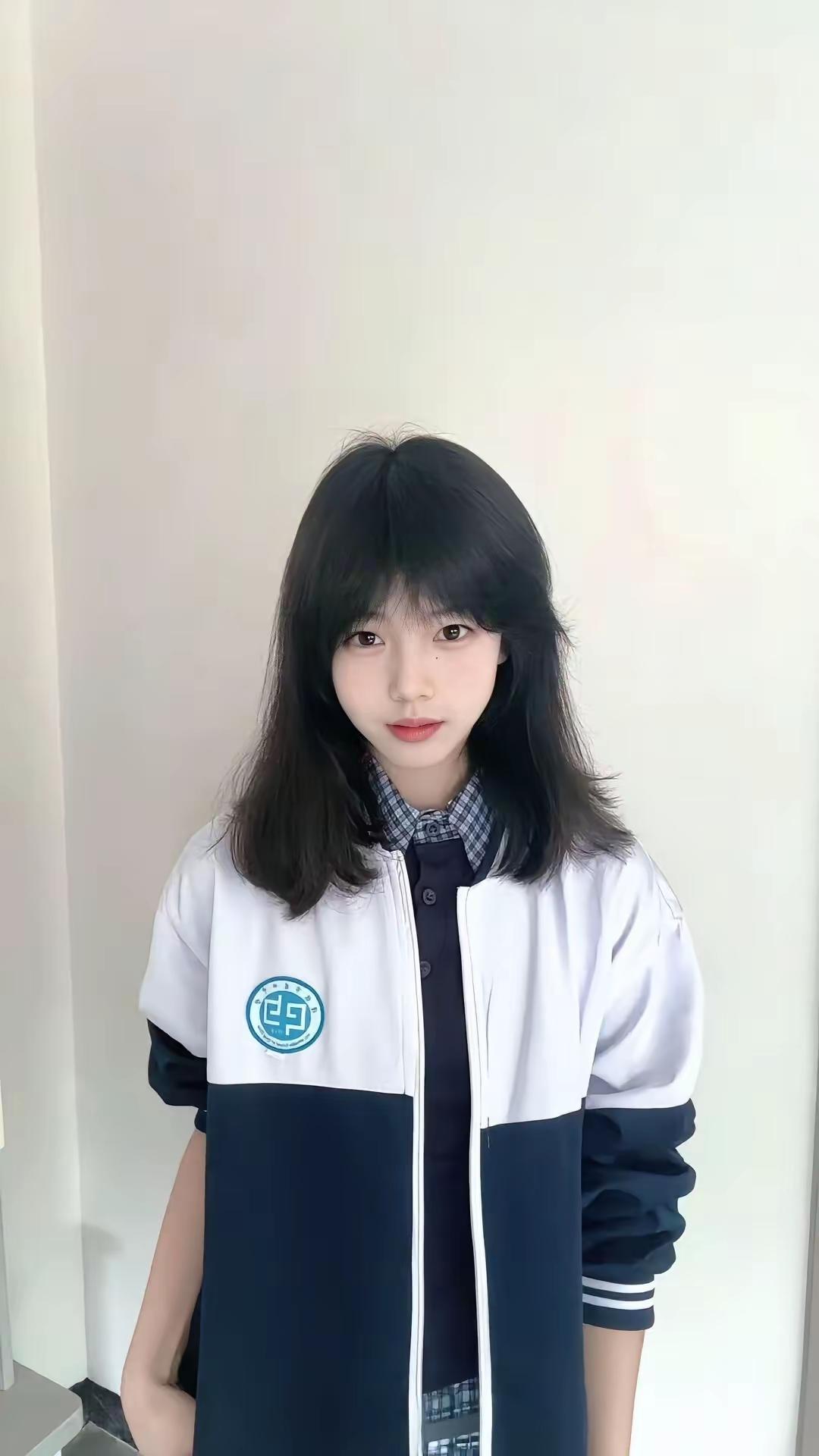 这姑娘穿着校服，看着挺乖的。 清纯校服少女 白衬衣校服 清纯校服风 甜美校服