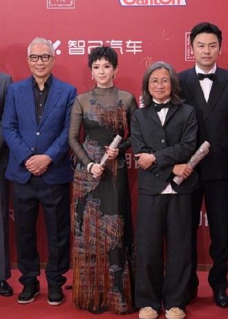 今天章子怡和陈可欣一起亮相上海国际电影节，章子怡这回搭配的很有个性，看上去也很年