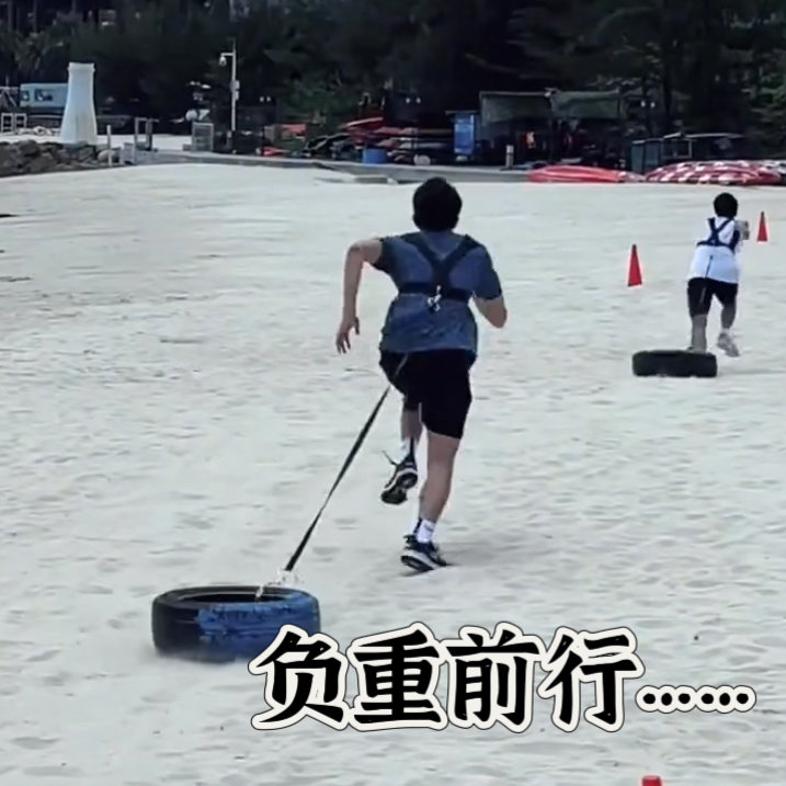 吴磊深V黑西装live一身利落黑西装搭配深V设计氛围感直接拉满，简约全黑穿搭被吴