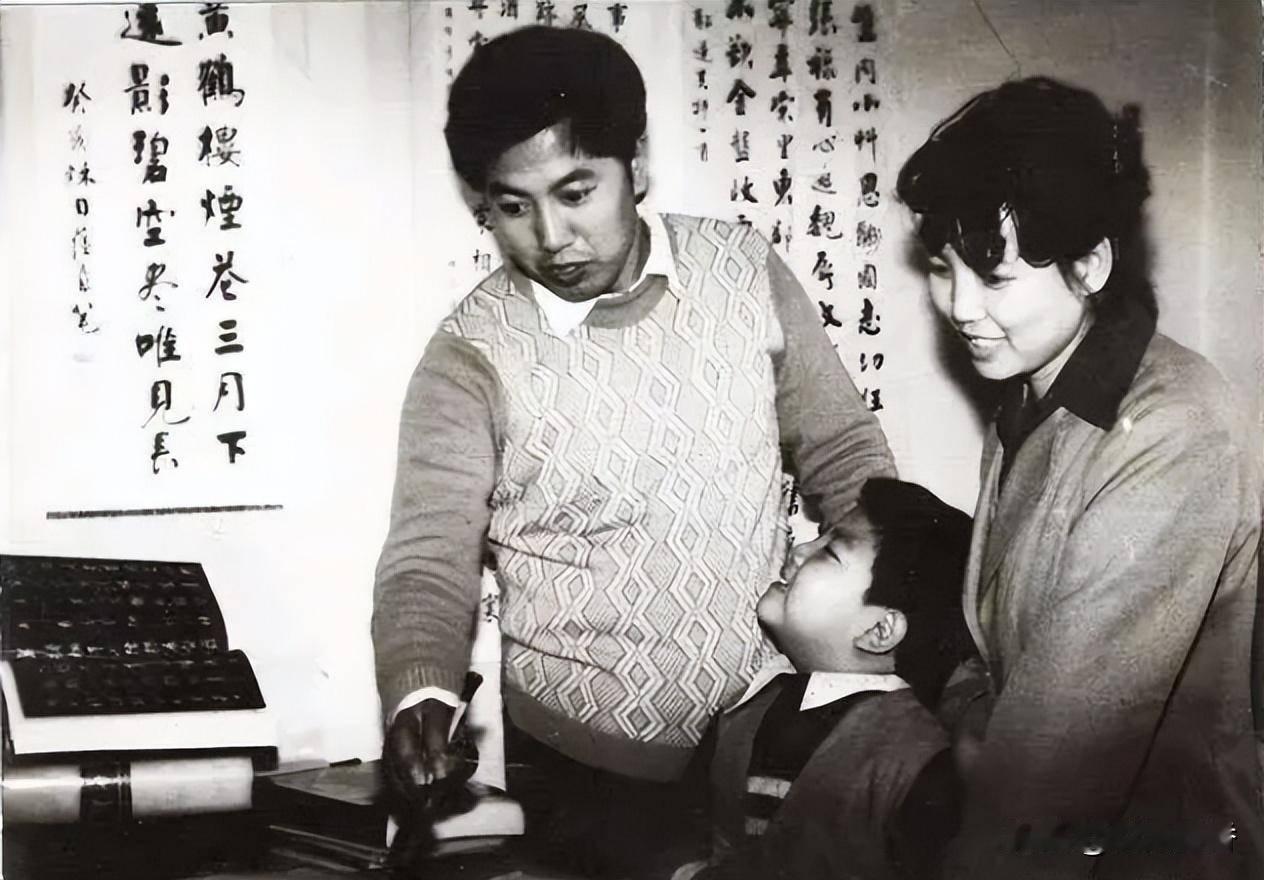 人说，成功的男人背后，一定有一位奉献的女人，当代“书法皇帝”“田英章的成功，与他