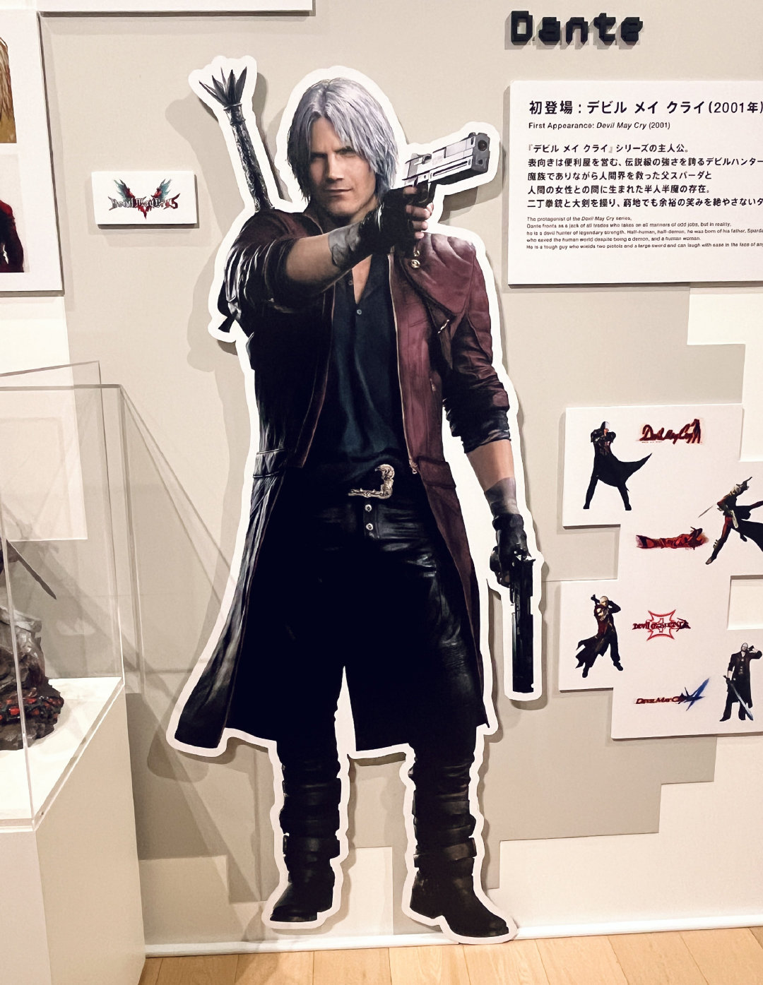 【怎么没有白色大排档椅】在「大卡普空展」中展出的一些《鬼泣》相关展品。via X